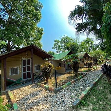 Nature Safari Camp Chitwan Buitenkant foto