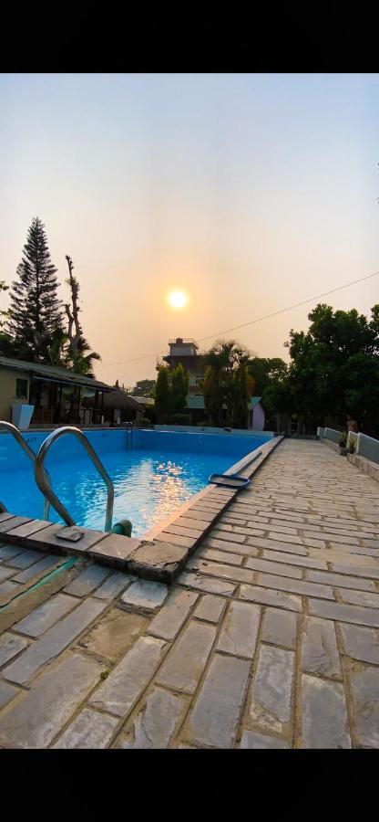 Nature Safari Camp Chitwan Buitenkant foto